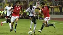 Pemain Mesir, Ahmed Fathy (kanan) dan Mohamed el-Nenny (kiri) mengadang laju pemain Uganda, Farouk Miya (tengah) pada laga kualifikasi Piala Dunia 2018 di Borg El Arab Stadium, Alexandria, Mesir (5/9/2017). Mesir menang 1-0. (AFP/Khaled Desouki)