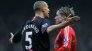 Bek Manchester United, Rio Ferdinand, berdebat dengan striker Liverpool, Fernando Torres, pada laga Liga Premier Inggris di Stadion Anfield, Inggris, Minggu (16/12/2007). (AFP/Andrew Yates)