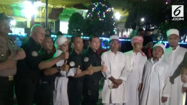 Anggota Jamaah Tabligh di Medan ikut menjaga keamanan umat Nasrani yang menjalankan ibadah malam Natal di Medan.