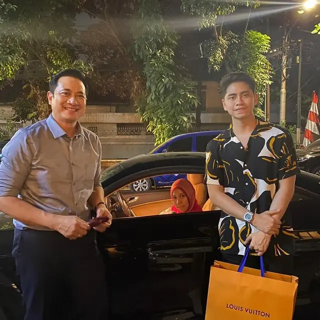 6 Potret Kedekatan Verrel Bramasta dan Ibu Sambung yang Jarang Tersorot