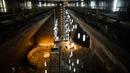 Orang-orang berjalan dalam Salina Turda, bekas tambang garam yang berubah menjadi objek wisata, sekarang terdaftar oleh otoritas darurat sebagai tempat perlindungan pertahanan sipil potensial di Turda, Rumania, 17 Oktober 2022. Negara-negara G7 pun telah memperingatkan Rusia agar tidak mengambil langkah yang bisa memicu perang nuklir tersebut. (AP Photo/Vadim Ghirda)