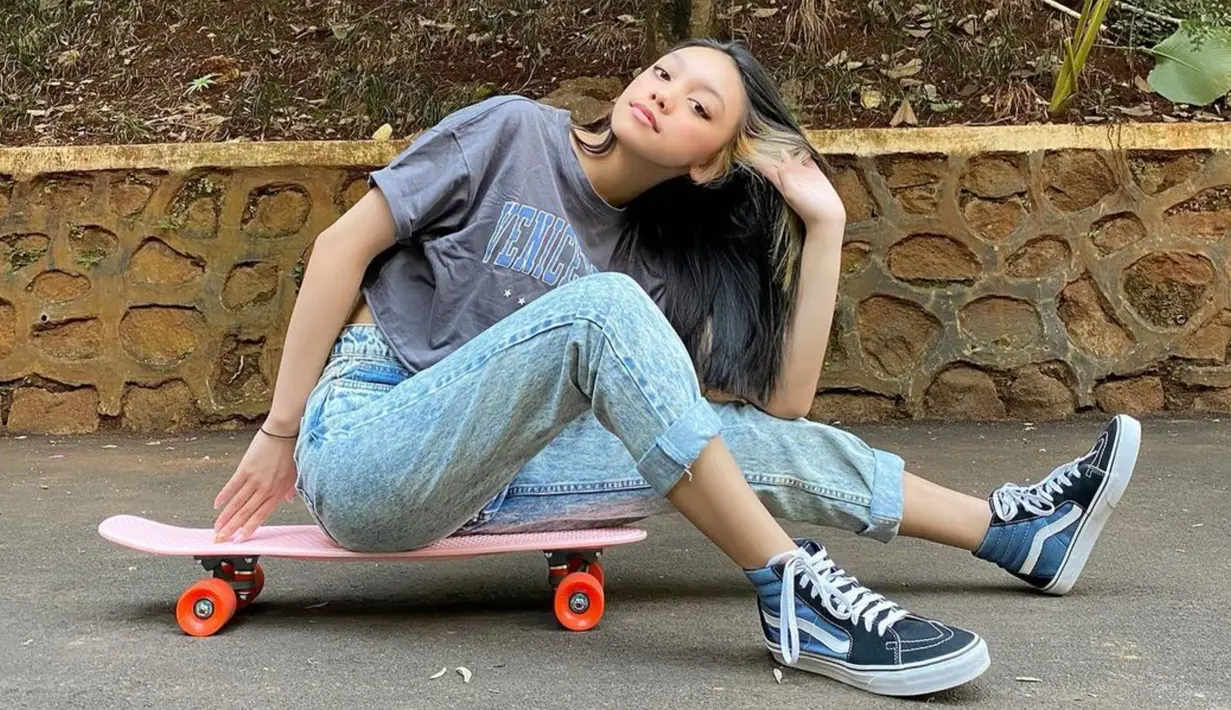 Kekasih dari Devano Danendra ini kerap tampil dengan kaos oblong, celana jeans, dan sepatu sneakers. Penampilannya ini pun kerap menjadi trend bagi remaja seusianya. (Liputan6.com/IG/naura.ayu)