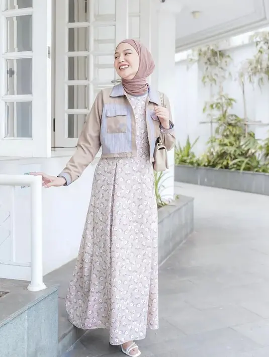 Untuk memberikan kesan tampilan yang kekinian, kombinasi gamis floral dengan jaket crop dan hijab nuansa pastel ini bisa jadi pilihan. (Instagram/daraarafah).
