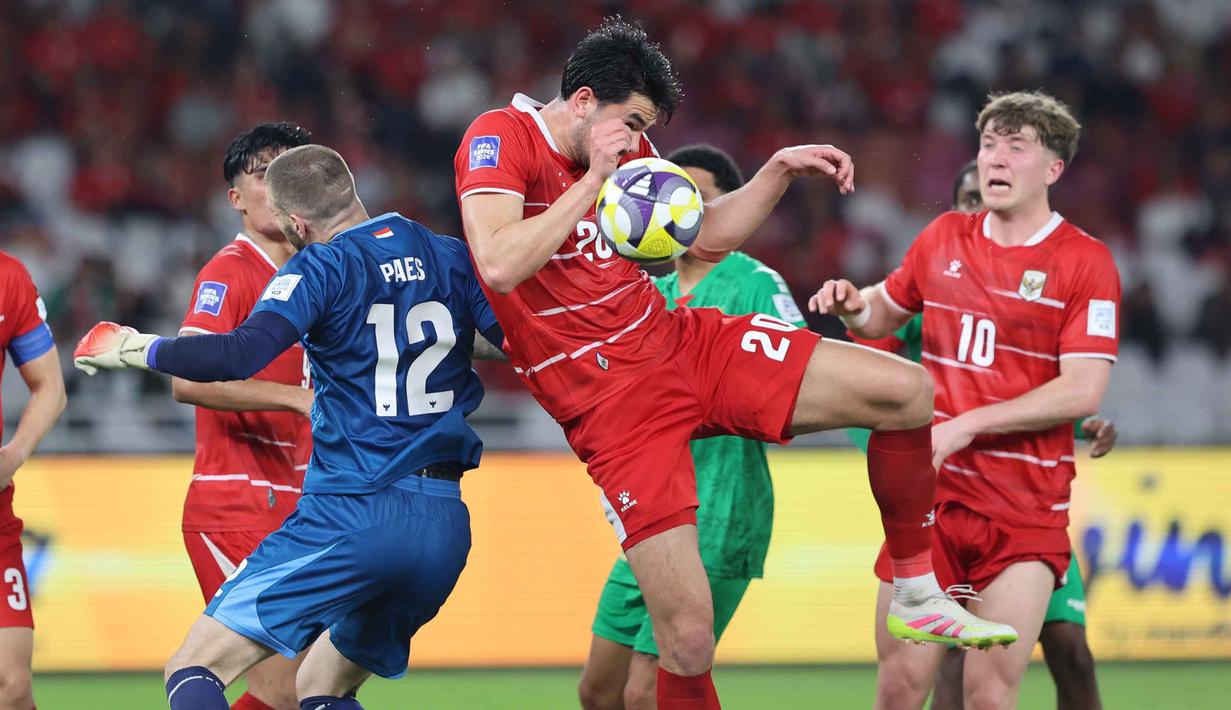 Bermain di Stadion Utama Gelora Bung Karno (SUGBK), Jakarta, pada Jumat 27 Maret 2026, Skuad Garuda menang telak 4-0. Tampak dalam foto, bek Timnas Indonesia, Elkan Baggott (tengah) berusaha mengamankan bola atas saat melawan Saint Kitts and Nevis pada ajang FIFA Series 2026 di Stadion Utama Gelora Bung Karno (SUGBK), Jumat (27/3/2026) malam WIB. (Bola.com/M. Iqbal Ichsan)