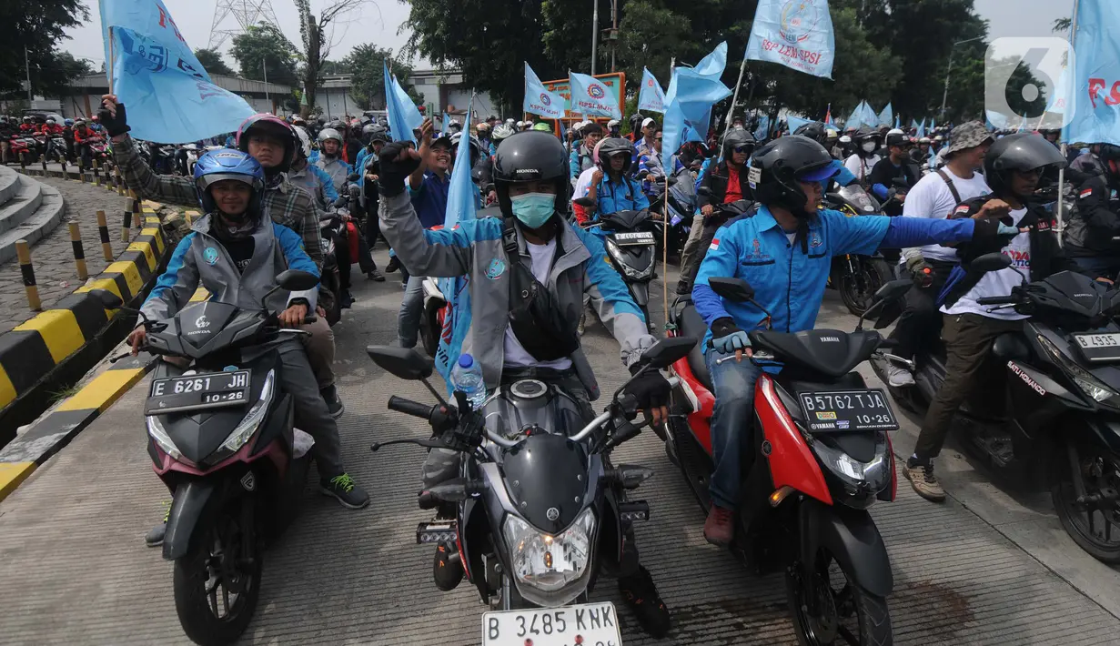 Dalam aksi May Day tersebut mereka menyiapkan dua tuntutan, yaitu Menolak omnibus law dan Hostum (hapus outsourcing dan upah murah). (merdeka.com/Imam Buhori)