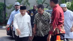 Ketua Dewan Kehormatan Partai Amanat Nasional (PAN) Amien Rais (kiri) mendatangi Gedung KPK, Jakarta, Senin (29/10). Maksud kedatangan Amien untuk mempertanyakan sejumlah kasus korupsi yang diduga lamban dalam penanganannya. (Merdeka.com/Dwi Narwoko)