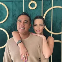 Nia dan Ardi serta dua anaknya kompak mengenakan pakaian putih. Sedangkan putri pertamnya Mikhayla mengenakan outfit hitam.  [Instagram/ramadhaniabakrie]