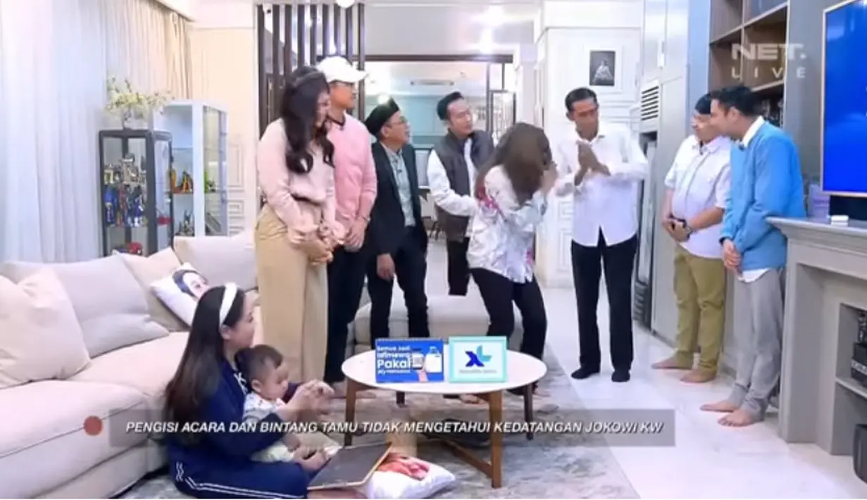 Pertemuan Kaesang dan Jokowi KW diwarnai dengan penuh tawa. Bahkan, Denny sempat menanyakan tanggal lahir Kaesang pada Jokowi KW. [Youtube/Ini Talk Show]
