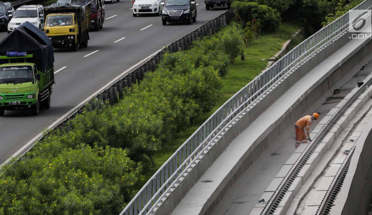 Pekerja melakukan pengerjaan proyek LRT Jabodebek, Jakarta, Selasa (12/3). Kereta LRT Jabodebek untuk rute Cawang-Cibubur akan diuji coba Juni 2019 dan saat ini proses pengerjaan untuk rute tersebut sudah mencapai 78,455%. (Liputan6.com/Faizal Fanani)