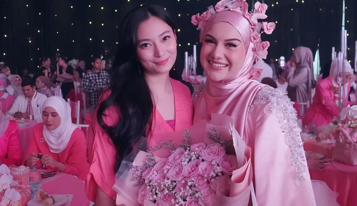 Asmirandah tampak datang di acara peluncuran skincare baru Irish Bella dengan membawakan bucket bunga mawar berwarna pink. Dalam momen tersebut, penampilan Asmirandah dan Irish Bella juga tak lepas dari sorotan. (Liputan6.com/IG/@asmirandah89)