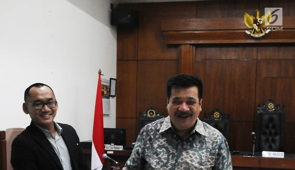 Kedua kuasa hukum penggungat dan tergugat usai menghadiri sidang dugaan kasus intervensi terkait 250 motor BMW saat Asian Games 2018 di Pengadilan Tata Usaha Negara (PTUN) Jakarta, Rabu (16/1). (Liputan6.com/Herman Zakharia)