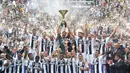 Para pemain Juventus mengangkat trofi Serie A usai kalahkan Hellas Verona di Allianz Stadium Turin, Italia, (19/5/2018). Juventus sukses raih gelar Seri A tujuh kali  beruntun.  (Alessandro Di Marco/ANSA via AP)