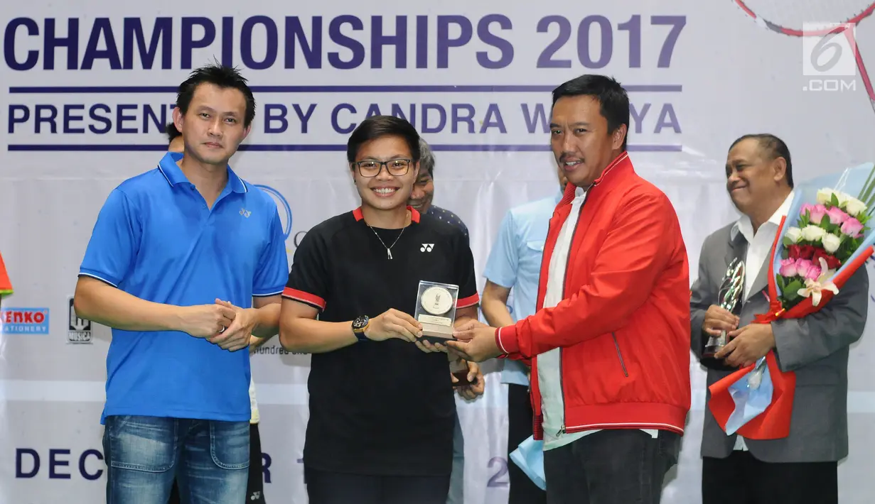 Peman ganda putri Indonesia, Apriani Rahayu (kedua kiri) menerima penghargaan atlet bulu tangkis berprestasi versi CWIBC di Candra Wijaya Internasional Badminton Centre, Tangerang, Selasa (19/12). (Liputan6.com/Helmi Fithriansyah)