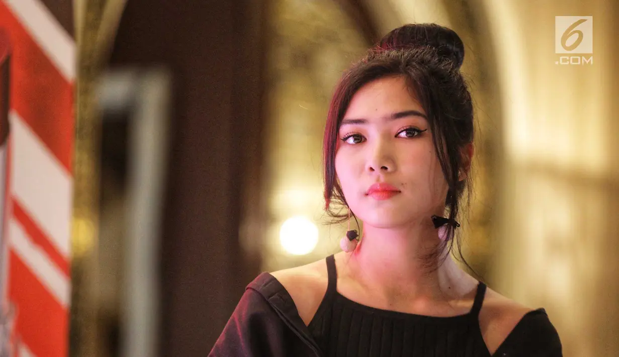 Penyanyi Isyana Sarasvati saat hadir menjadi brand ambassador produk lipstik di Jakarta, Kamis (2/8). Isyana mengaku termasuk wanita yang suka memakai lipstik. Bahkan menurutnya, lipstik adalah cara mengekspresikan diri. (Liputan6.com/Faizal Fanani)