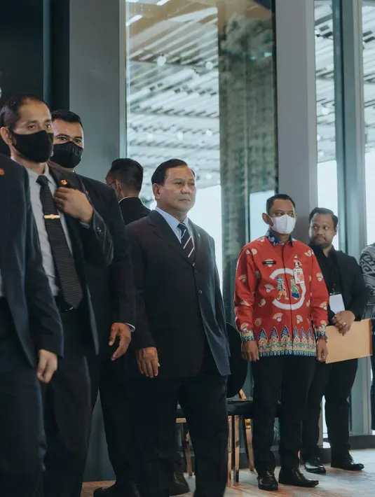 Sedangkan Menhan Prabowo Subianto tampil gagah saat tiba di tempat acara. Menhan Prabowo tampak mengenakan setelan jas dan celana panjang hitam, kemeja putih, dasi bermotif garis yang serasi. Foto: Instagram.