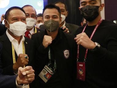 Menpora RI, Zainudin Amali, Ketua PSSI, Mochamad Iriawan, Pemilik Rans Cilegon FC, Raffi Ahmad dan Pemilik Persis Solo, Kaesang Pangarep, foto bersama saat Kongres PSSI di Hotel Raffles, Jakarta, Sabtu (29/5/2021). (Foto: Bola.com/M Iqbal Ichsan)