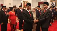 Presiden Joko Widodo atau Jokowi (kanan) bersalaman dengan mantan Menko Polhukam Wiranto usai dilantik sebagai Dewan Pertimbangan Presiden (Wantimpres) di Istana Negara, Jakarta, Jumat (13/12/2019). Wiranto ditunjuk sebagai ketua merangkap anggota Wantimpres. (Liputan6.com/Angga Yuniar)