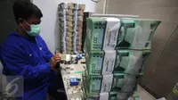 Petugas merapikan uang di Kantor Kas Bank Mandiri, Jakarta, Senin (4/1/2016). Nasib rupiah di tahun 2016 sulit menguat di tengah tingginya permintaan dollar. (Liputan6.com/Angga Yuniar)