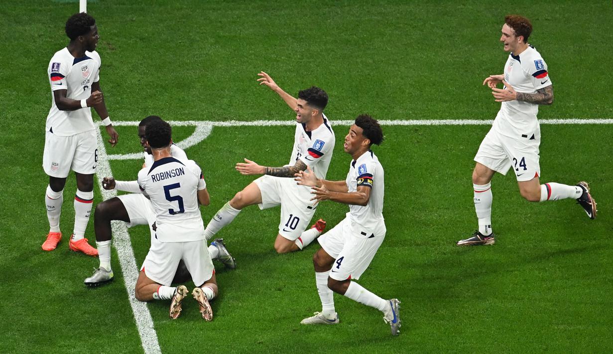 Amerika Serikat kini menempati posisi ke-13 peringkat FIFA, atau mengalami kenaikan tiga tingkat setelah berhasil melaju hingga babak 16 besar Piala Dunia 2022. Sayangnya, Skuad Paman Sam harus kalah dari Belanda dengan skor 1-3. Pada Piala Dunia 2026 mendatang, Amerika Serikat akan bertindak sebagai  tuan rumah. Bukan tidak mungkin peringkat FIFA mereka terus mengalami kenaikan jika tampil apik di turnamen tersebut. (AFP/Antonin Thuillier)
