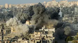Asap tebal terlihat dari ledakan serangan Israel ke sebuah gedung pusat budaya Said al-Mis'hal di Kota Gaza, Palestina, (9/8). Israel mengerahkan lebih dari 140 serangan udara yang menargetkan posisi militan Hamas di Gaza. (AP Photo/Khalil Hamra)