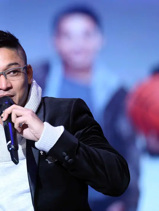 Charly saat membawakan lagu 'Demi Waktu' diiringi oleh personel Ungu. Tiba-tiba dikejutkan dengan Pasha Ungu muncul di atas panggung. (Nurwahyunan/Bintang.com)