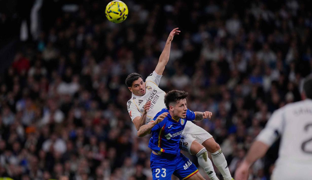 Hasil ini membuat Real Madrid tetap tertahan di posisi kedua dengan 26 laga yang sudah dimainkan dengan 60 poin. Tampak dalam foto, Adrian Liso dari Getafe melompat untuk merebut bola dari Brahim Diaz dari Real Madrid saat pertandingan pekan ke-26 La Liga 2025/2026 di Stadion Bernabeu, Madrid, Spanyol, Senin 2 Maret 2026 waktu setempat atau Selasa (3/3/2026) dini hari WIB. (AP Photo/Manu Fernandez)