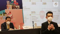Direktur Utama PT Victoria Care Indonesia Tbk (VICI) Billy Hartono Salim (kiri) memberi keterangan pers pada RUPST dan RUPSLB di Jakarta, Rabu (11/5/2022). Pada rapat ini disahkan pembagian total dividen sebesar Rp70,4 miliar di mana Rp23,4 miliar sudah dibagikan sebagai dividen interim pada 25 Oktober 2021 dan Rp46,9 miliar akan didistribusikan kepada semua pemegang saham Perseroan yang berhak. (Liputan6.com/Fery Pradolo)