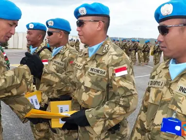 Citizen6, Lebanon: Usai memberikan pengarahan, Dansatgas Indobatt di dampingi Wadansatgas Letkol Mar FJH Pardosi memberikan penghargaan kepada pemenang lomba olahraga antar Kompi Indobatt dan Tim Volly . (Pengirim: Badarudin Bakri)