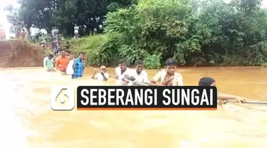 Sejumlah siswa India rela seberangi sungai saat banjir untuk sampai ke sekolah. Hanya bermodalkan tali pengaman, mereka melewati aliran sungai yang tingginya mencapai dada.