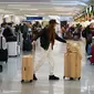 Seorang wanita berjalan ke konter tiket Southwest di Bandara Internasional Los Angeles, Los Angeles, Amerika Serikat, 19 Desember 2022. Liburan Natal dan Tahun Baru bagi sebagian warga Amerika Serikat dan Eropa tahun ini menghadirkan kekhawatiran karena tekanan ekonomi. (AP Photo/Jae C. Hong)