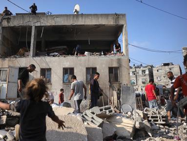Warga Palestina memeriksa kerusakan di lokasi serangan semalam oleh Israel terhadap sekolah Halima Saadiya di Jabalia, Jalur Gaza utara, pada 11 Juli 2025. (BASHAR TALEB/AFP)