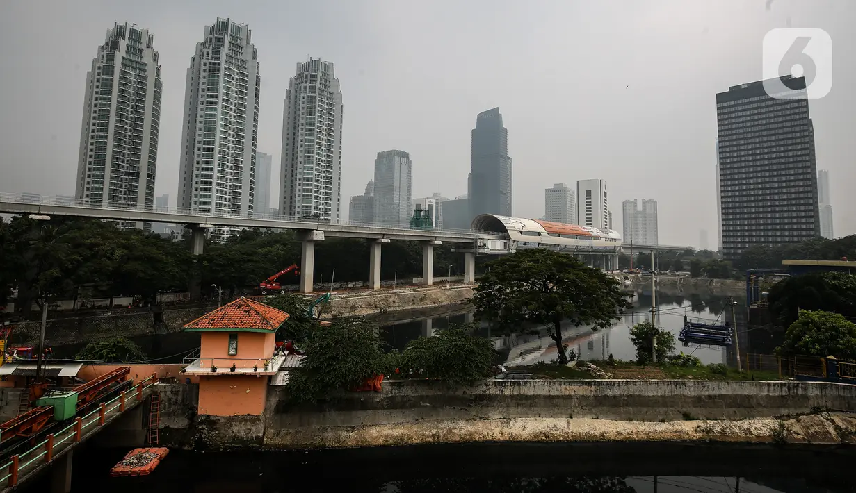 Deretan gedung bertingkat tersamar kabut polusi udara di Jakarta, Selasa (20/4/2021). Berdasarkan data "World Air Quality Index" pada Selasa (20/4) pukul 10.00 WIB tingkat polusi udara di Jakarta menunjukkan kualitas udara di Ibu Kota termasuk kategori tidak sehat.  (Liputan6.com/Johan Tallo)