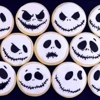 Belum ada ide makanan untuk bikin pesta Halloween? Nih, kue kering motif Jack Skellington bikin acara Halloween-mu jadi semarak.