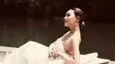 Bak bidadari, Amanda Manopo tampil elegan dengan strapless dress putih. Dress ini perlihatkan tato kecil di bagian samping dengan tatanan rambut sleek bun dan glam makeup look [@amandamanopo]