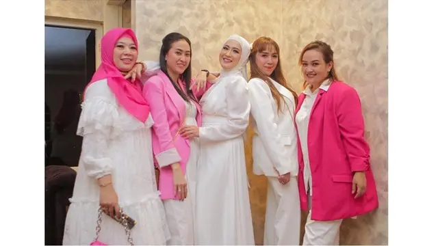 6 Potret Perayaan Ulang Tahun ke-40 Okie Agustina, Riasannya Bikin Pangling