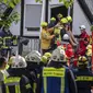 Seseorang diselamatkan dari hotel yang sebagian ambruk di Kröv, Jerman, pada hari Rabu (7/8). (Harald Tittel/dpa/AP)