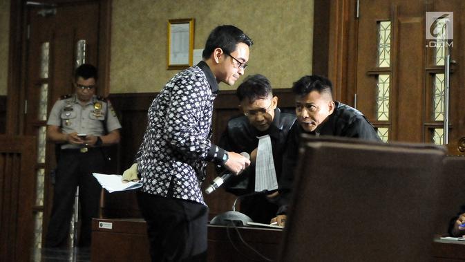 Gubernur Jambi nonaktif, Zumi Zola berdiskusi dengan kuasa hukumnya usai sidang pembacaan vonis di Pengadilan Tipikor, Jakarta, Kamis (6/12). Zumi Zola divonis 6 tahun penjara dan denda Rp 500 juta subsider 3 bulan kurungan. (Liputan6.com/Faizal Fanani)