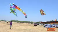Layang-layang 3D Mengudara di Langit Kenpark