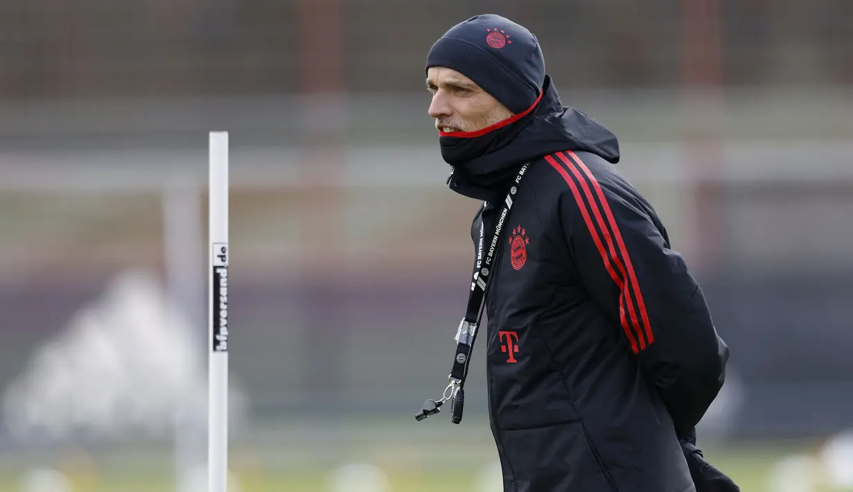 Pelatih Bayern Muchen, Thomas Tuchel saat latihan perdananya bersama tim yang berlangsung di Munchen, Jerman, Selasa (28/03/2023). Tuchel akan memulai laga debutnya bersama Die Roten saat melawan Borussia Dortmund di Liga Jerman pada Sabtu (01/04/2023). (AFP/Michaela Rehle)