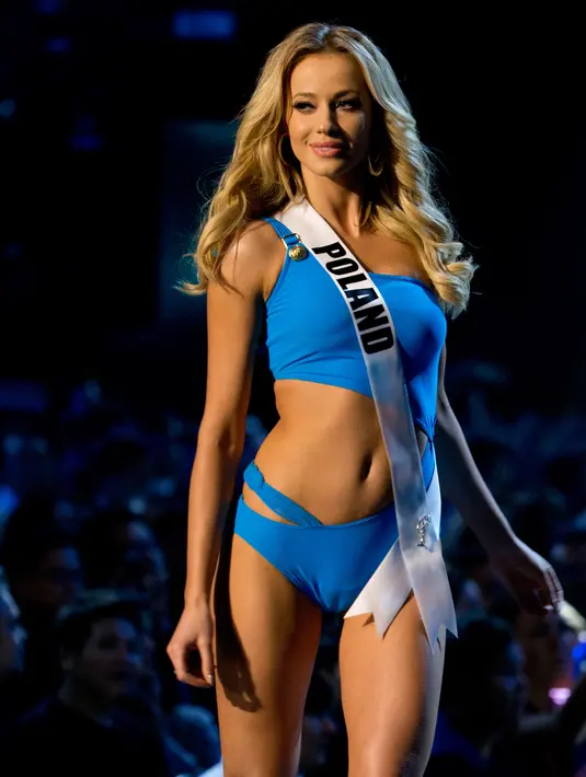 Miss Polandia, Magdalena Swat tampil dalam balutan baju renang dalam preliminary competition ajang Miss Universe 2018 di Bangkok, Thailand, Kamis (13/12). Tahun ini Miss Unverse memasuki penyelenggaraan tahun ke-67. (AP/Gemunu Amarasinghe)
