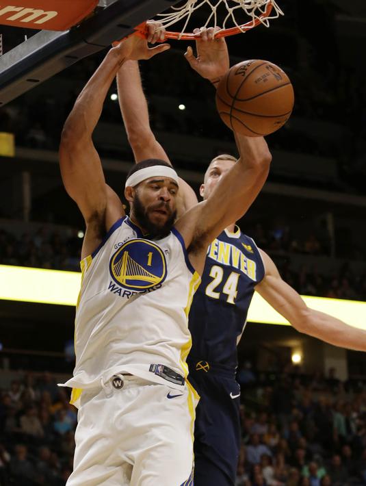 Pebasket Golden State Warriors, JaVale McGee, memasukan bola saat melawan Denver Nuggets pada laga NBA di Pepsi Center, Denver, Sabtu (4/11/2017). Warriors menang 127-108 atas Nuggets. (AP/Jack Dempsey)