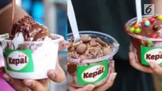 Warganet menyikapi fenomena es kepal yang naik daun dengan memberikan kicauan lucu seolah menjadi makanan lain yang nyinyir.