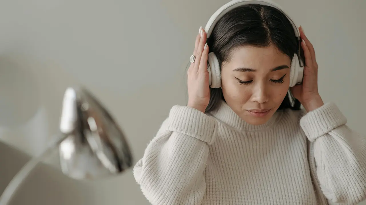 Mendengarkan Lagu Sedih Saat Patah Hati