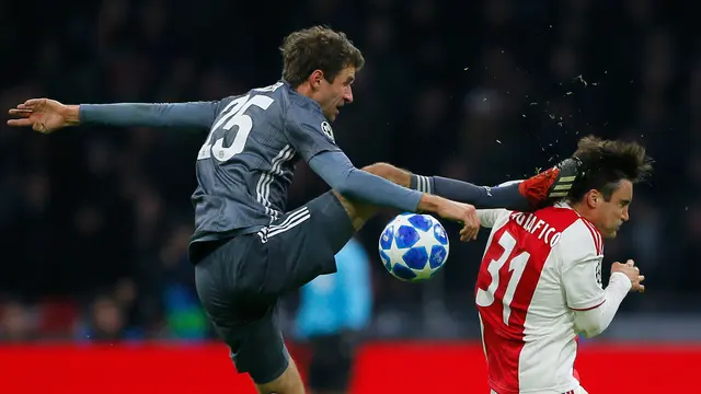 Tendangan Brutal Thomas Mueller kepada Bek Ajax Amsterdam
