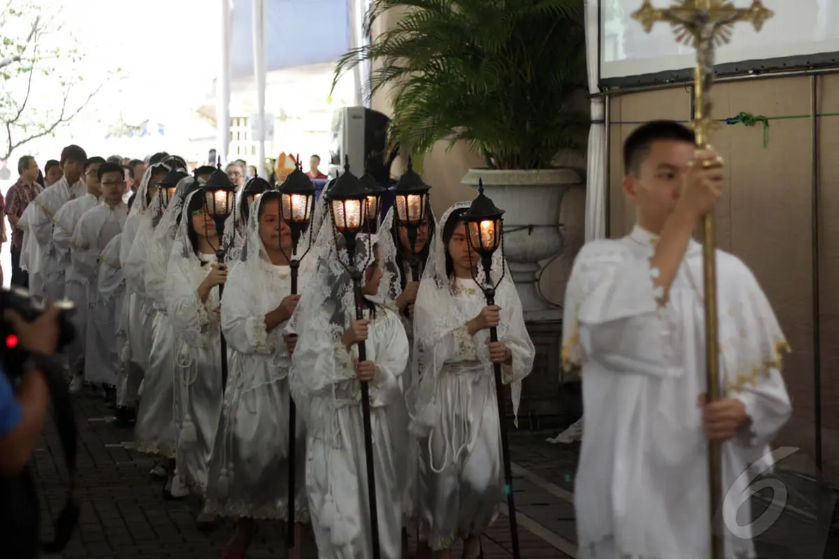 Kekhusyukan Jemaat Gereja Katedral Jakarta Ikuti Misa Natal