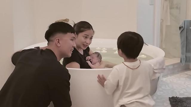 Momen Nikita Willy Melahirkan Anak Kedua dengan Metode Water Birth. (instagram/nikitawillyofficial94, YouTube/Nikita Willy Official)