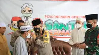 Gerakan santri bermasker di Malang. (Dian Kurniawan/Liputan6.com)