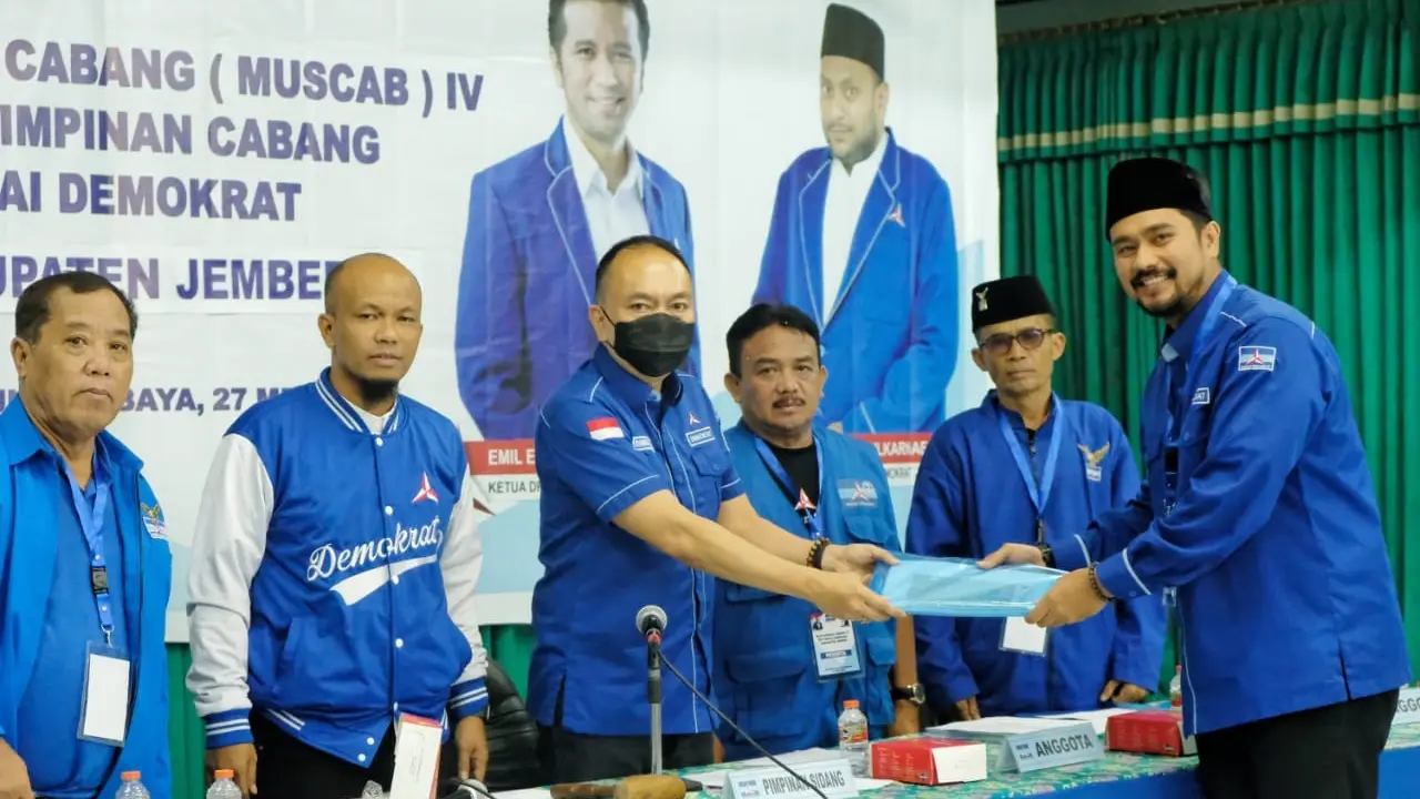 Try Sandi Apriana (kanan), saat mengantongi dukungan mutlak dari seluruh DPAC, untuk maju menjadi calon tunggal Ketua DPC Partai Demokrat Jember (Istimewa)