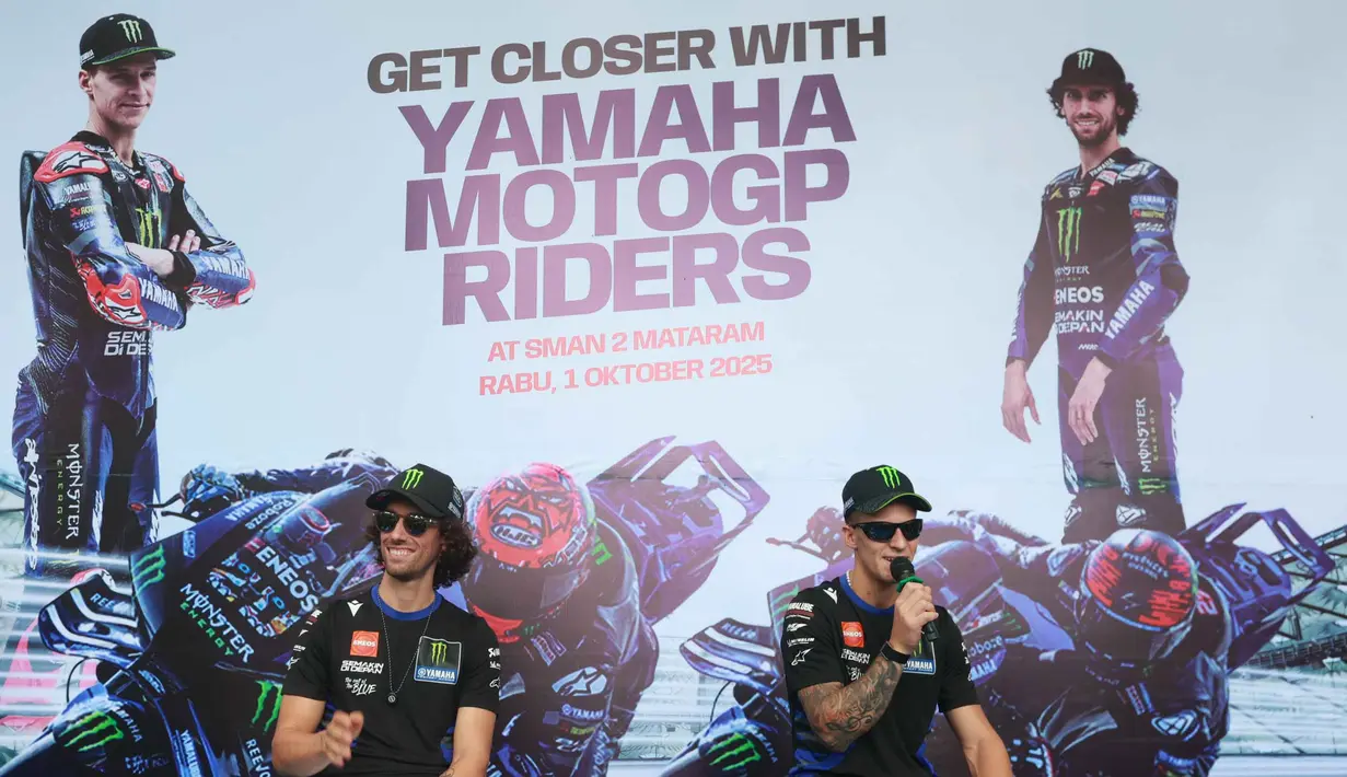 Dua pebalap Monster Energy Yamaha, Alex Rins (kiri) dan Fabio Quartararo, saat mengunjungi SMAN 2 Mataram, Kota Mataram, Nusa Tenggara Barat (NTB), Rabu (1/10/2025). (Bola.com/M Iqbal Ichsan)