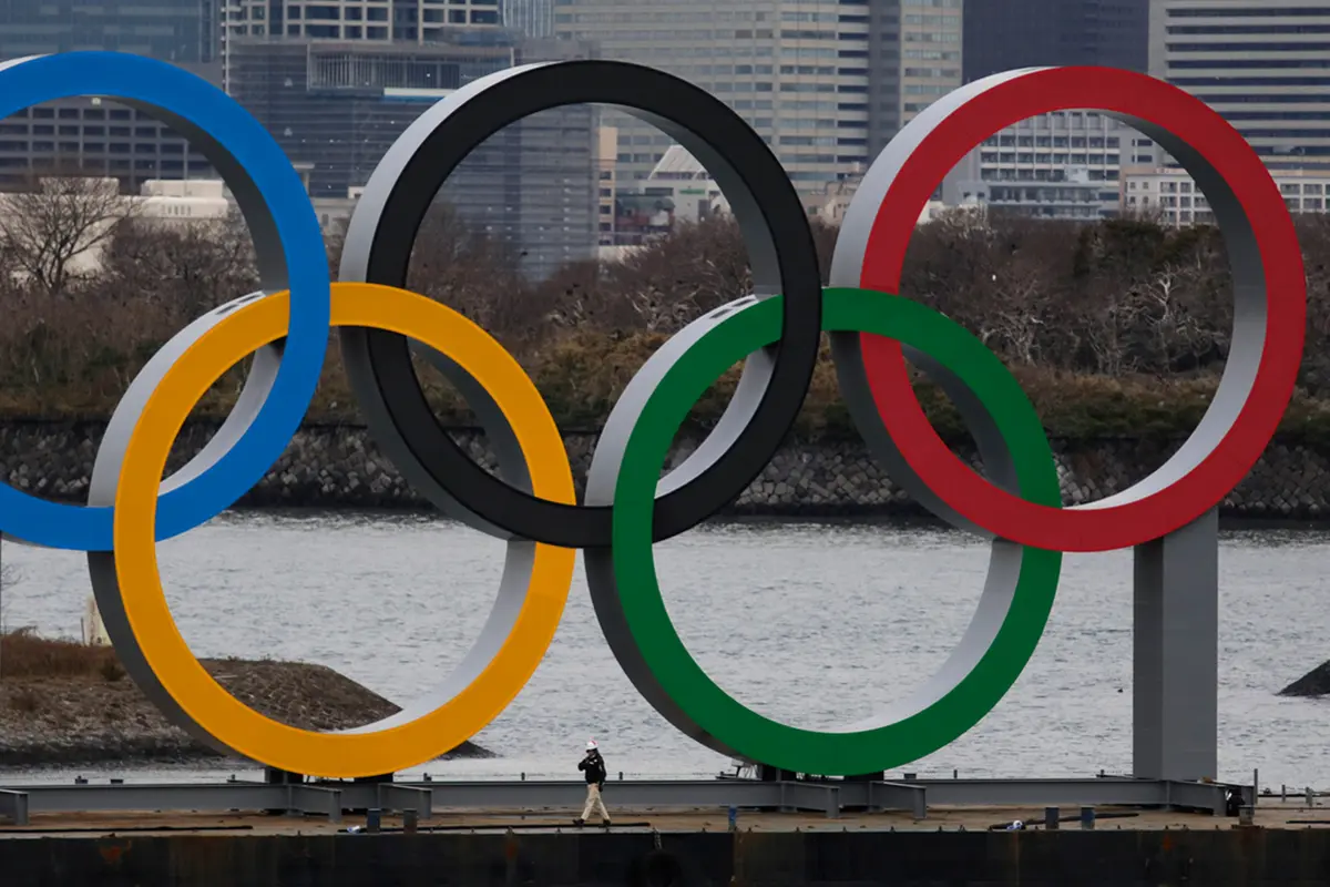 Cincin Olimpiade Raksasa Mejeng di Tokyo